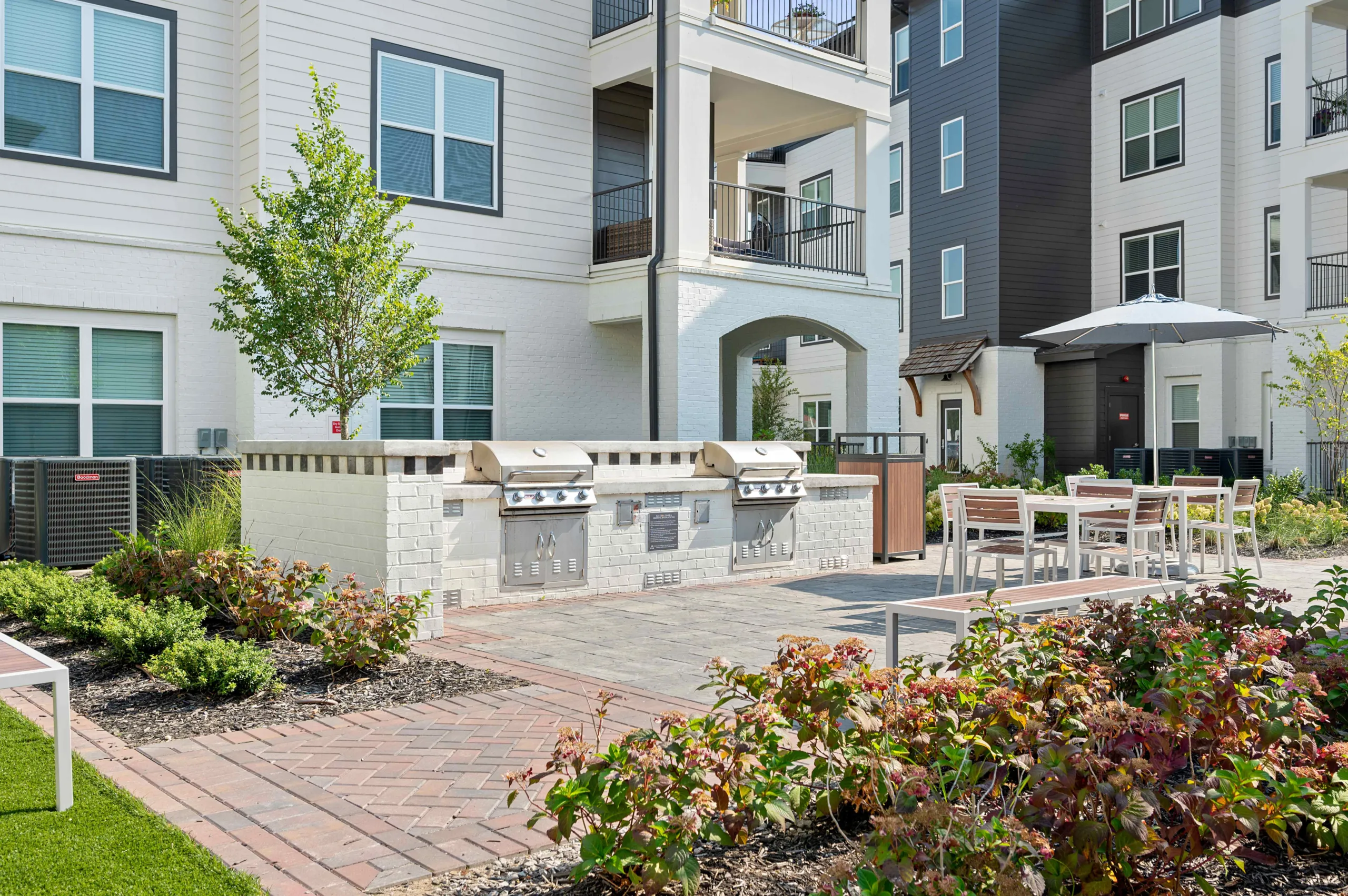 Velo Riverside Pool Courtyard and Grilling Station (2)